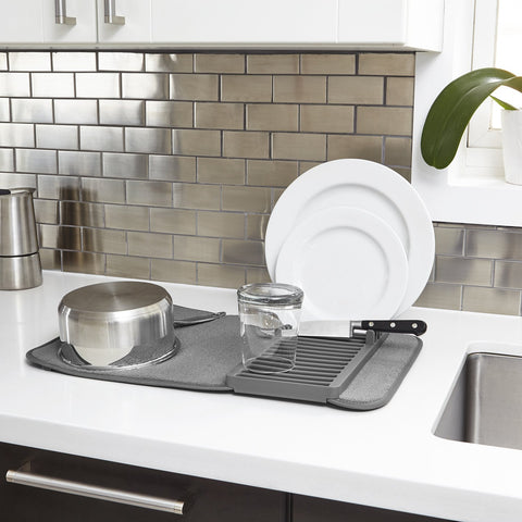 Umbra Udry Mini microfiber mat charcoal, absorbs water and protects countertops.