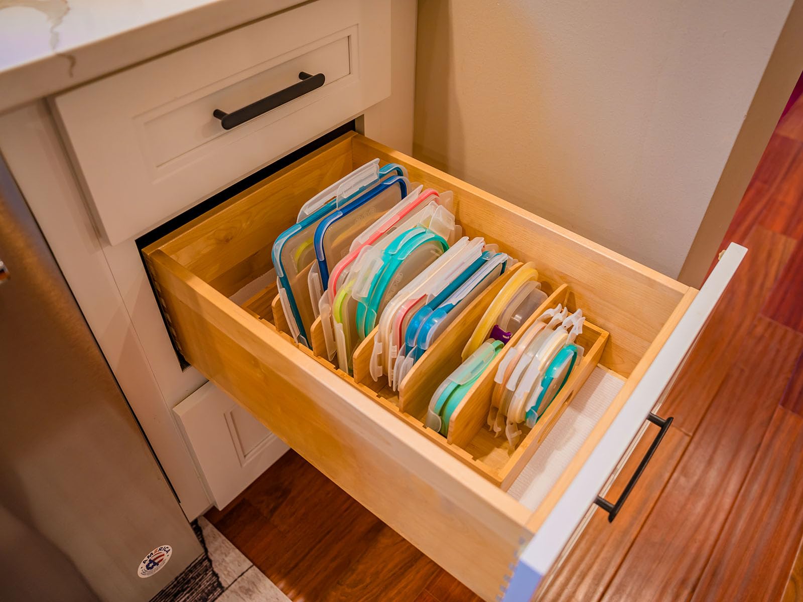 Umilife kitchen cabinet display showing space-saving lid organization.
