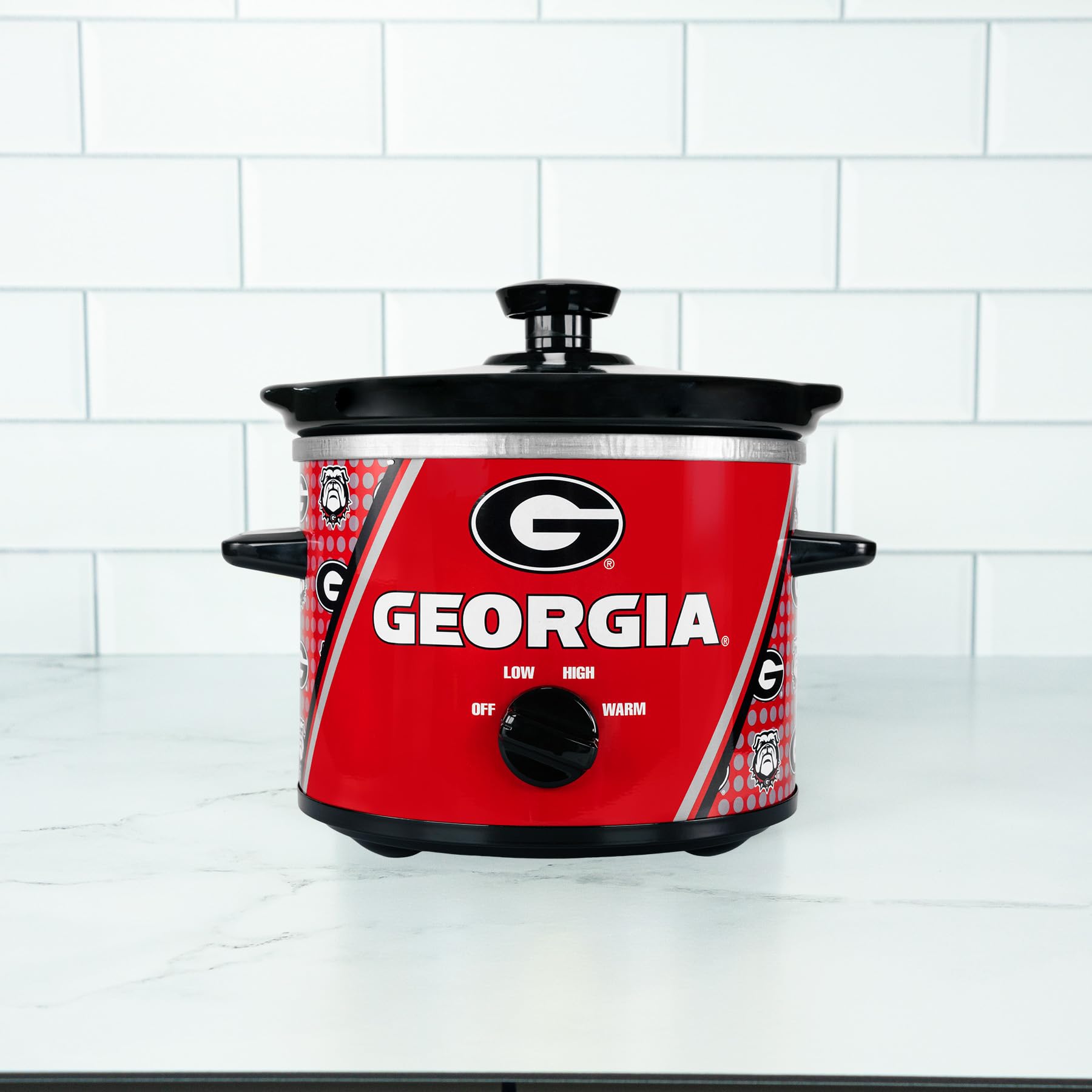 Uncanny Brands Georgia Bulldogs 2qt slow cooker wrap design, vibrant team spirit during cooking