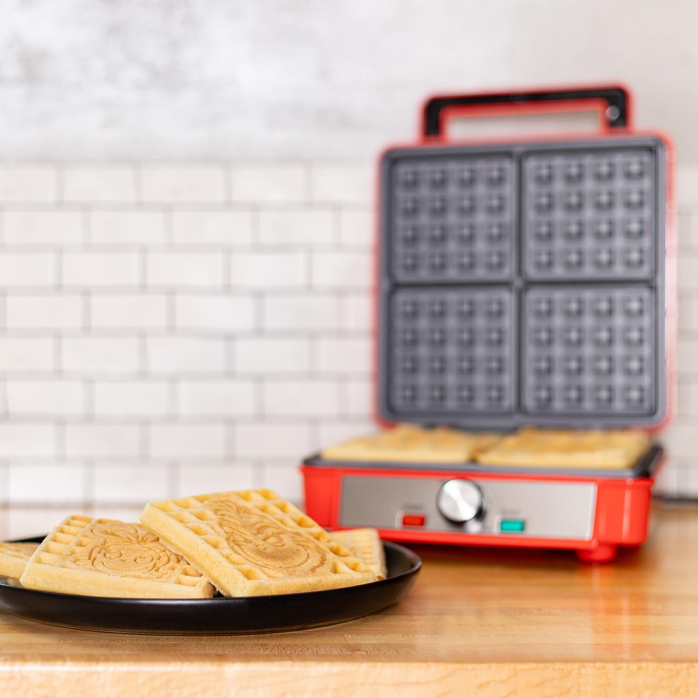 Grinch Deluxe Waffler cool-touch handle enhances safety during use.