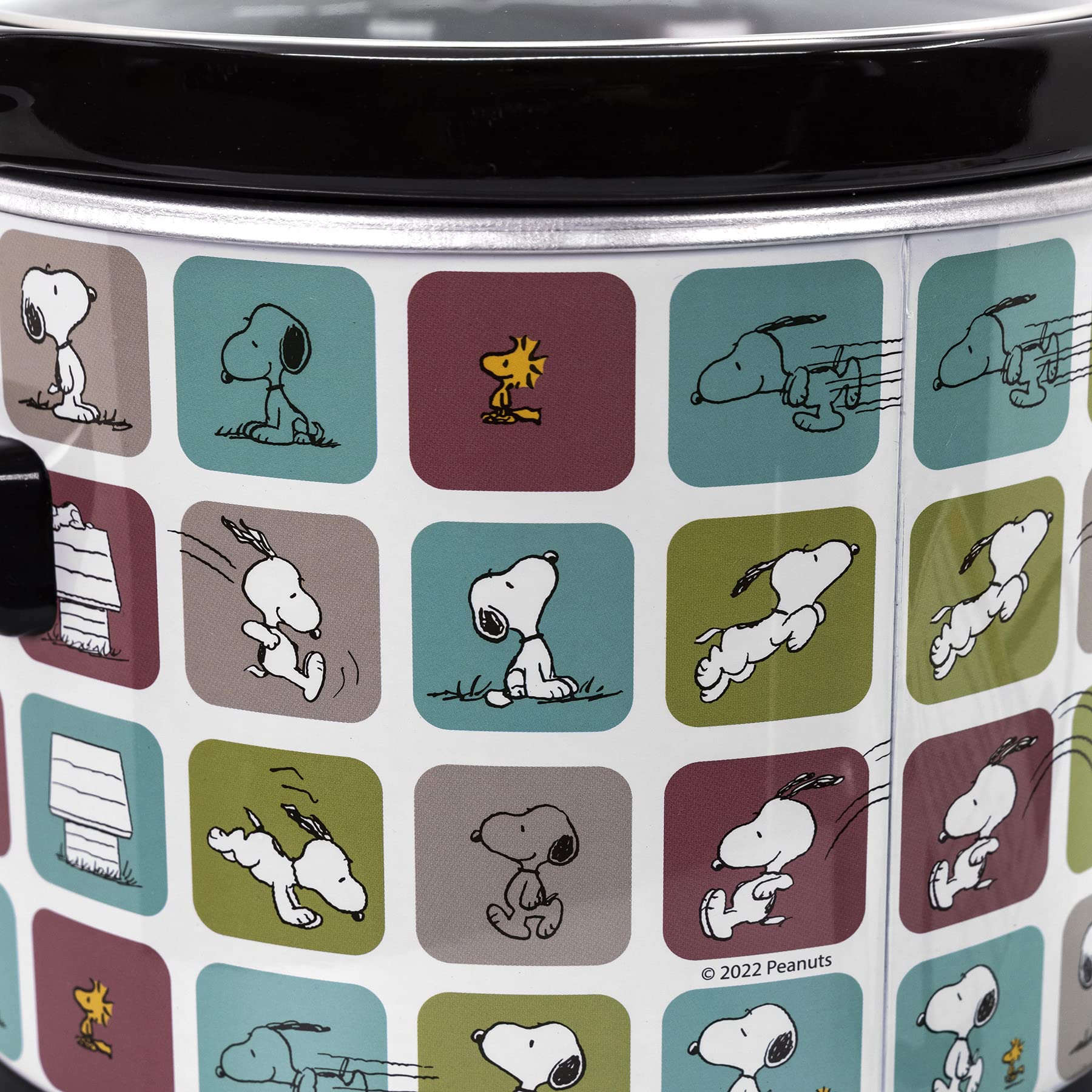 Uncanny Brands Peanuts slow cooker gift-ready packaging for Peanuts fans