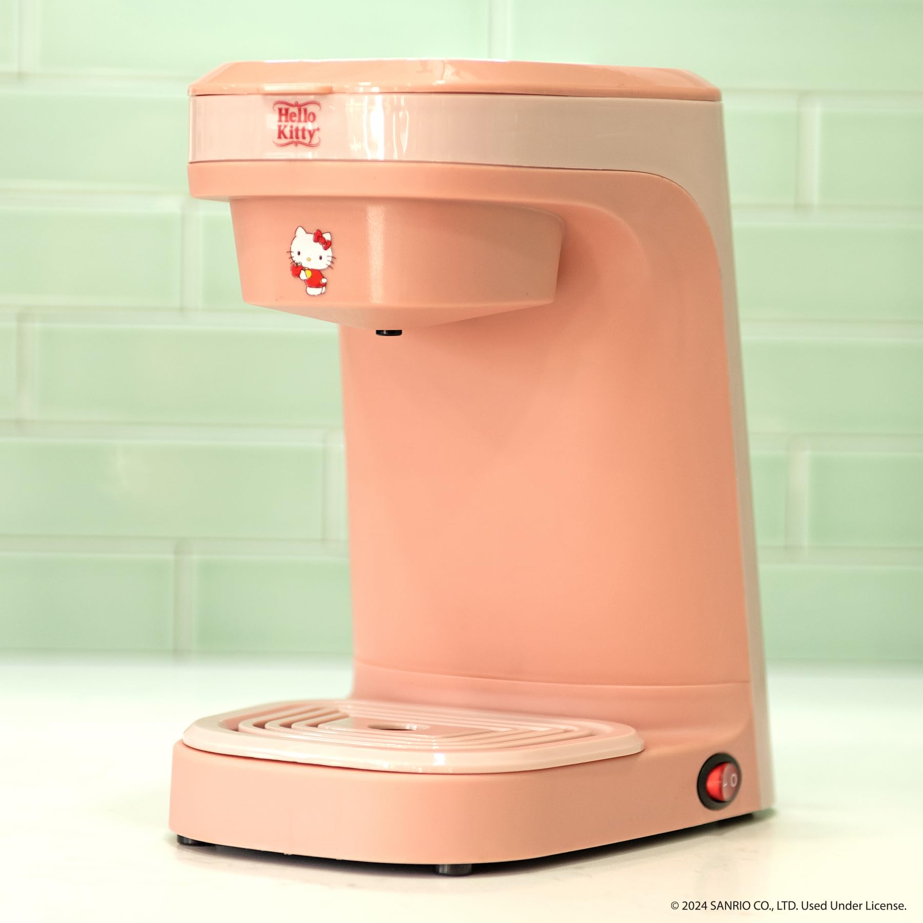 Uncanny Brands single-serve filter scoop included for easy ground coffee prep