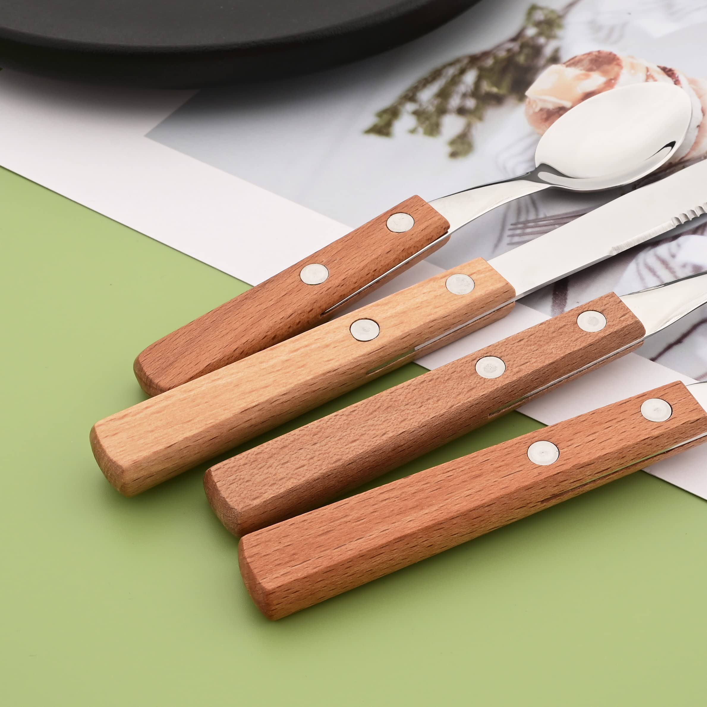 Uniturcky travel-friendly set light enough for outdoor meals