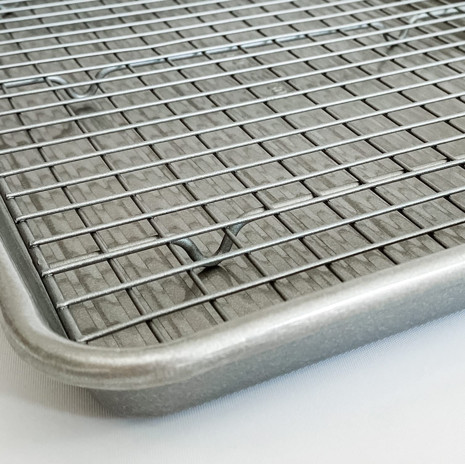 USA Pan 450°F oven-safe design suitable for large batches