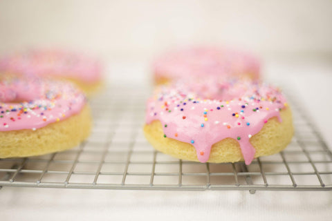 USA Pan oven-safe up to 450F supports versatile baking sessions.