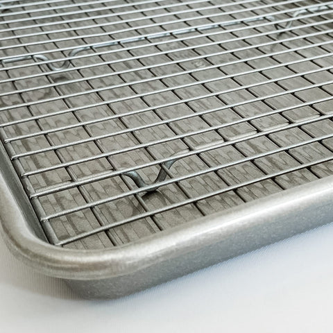 USA Pan 450°F oven-safe design suitable for large batches