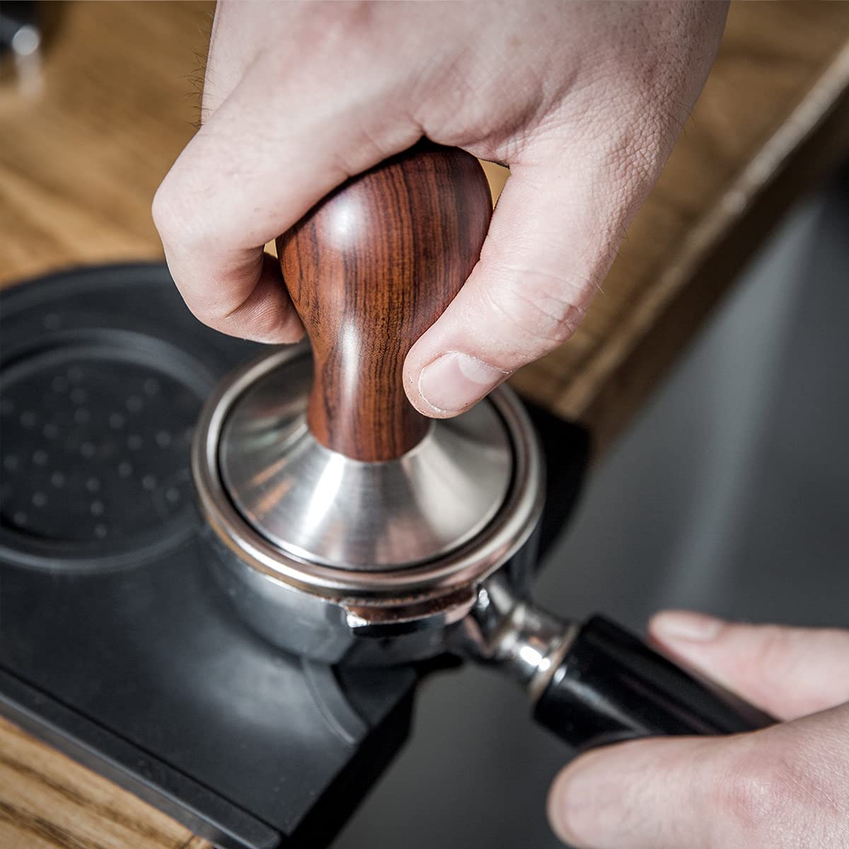 USEAMIE barista-grade accessory enhances consistency in tamping pressure.