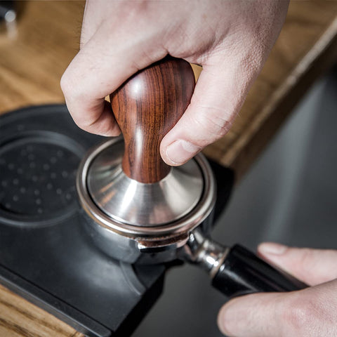 USEAMIE barista-grade accessory enhances consistency in tamping pressure.