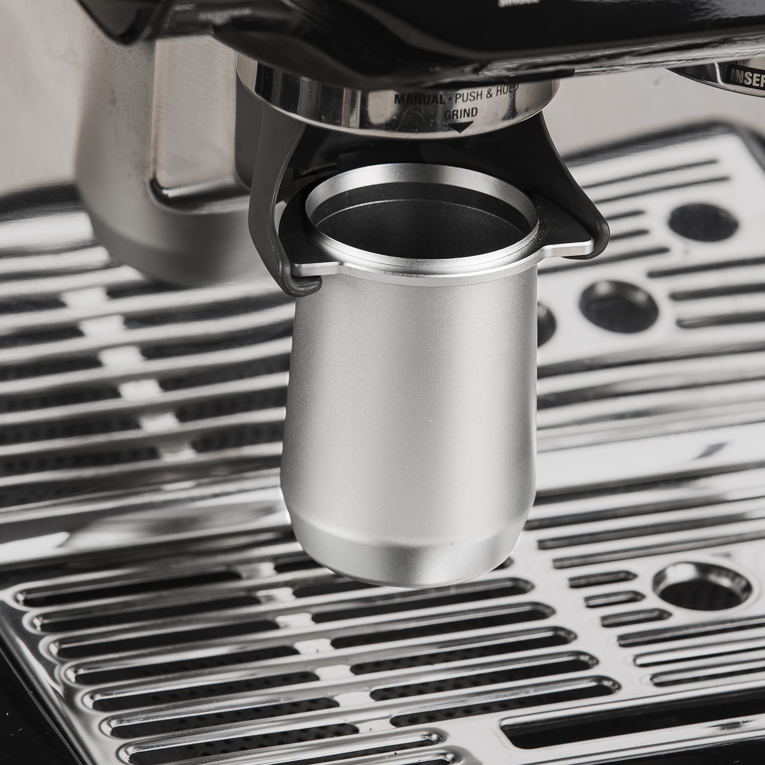 Useamie portafilter dosing cup ring-structure close-up demonstrates quick machine startup.