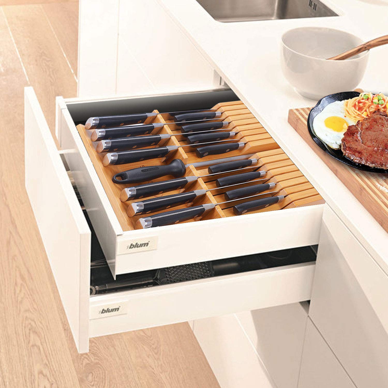 Utoplike angled handle support prevents knives from tipping.