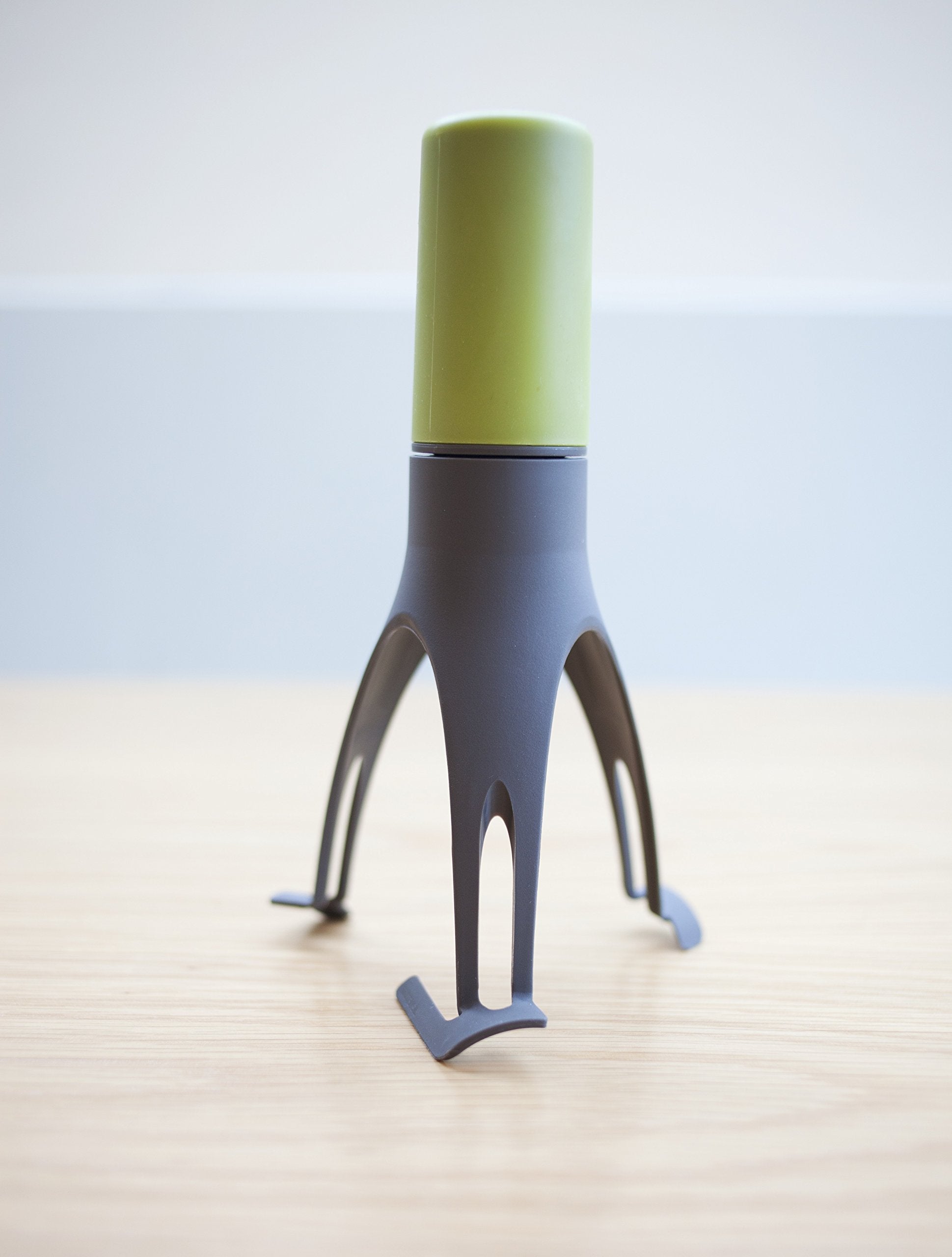 Uutensil Stirr cordless design powered by 4 AA batteries for flexible cooking