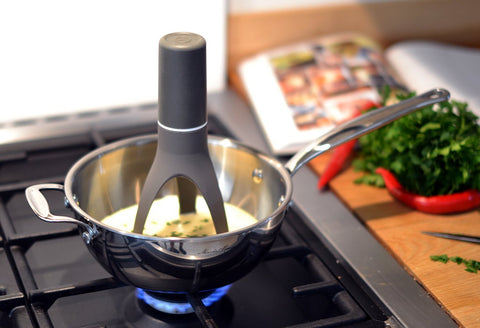 Uutensil Stirr automatically rotates for effortless cooking in grey.