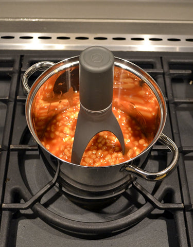 Heat-resistant nylon legs up to 120°C protect non-stick pots in grey.