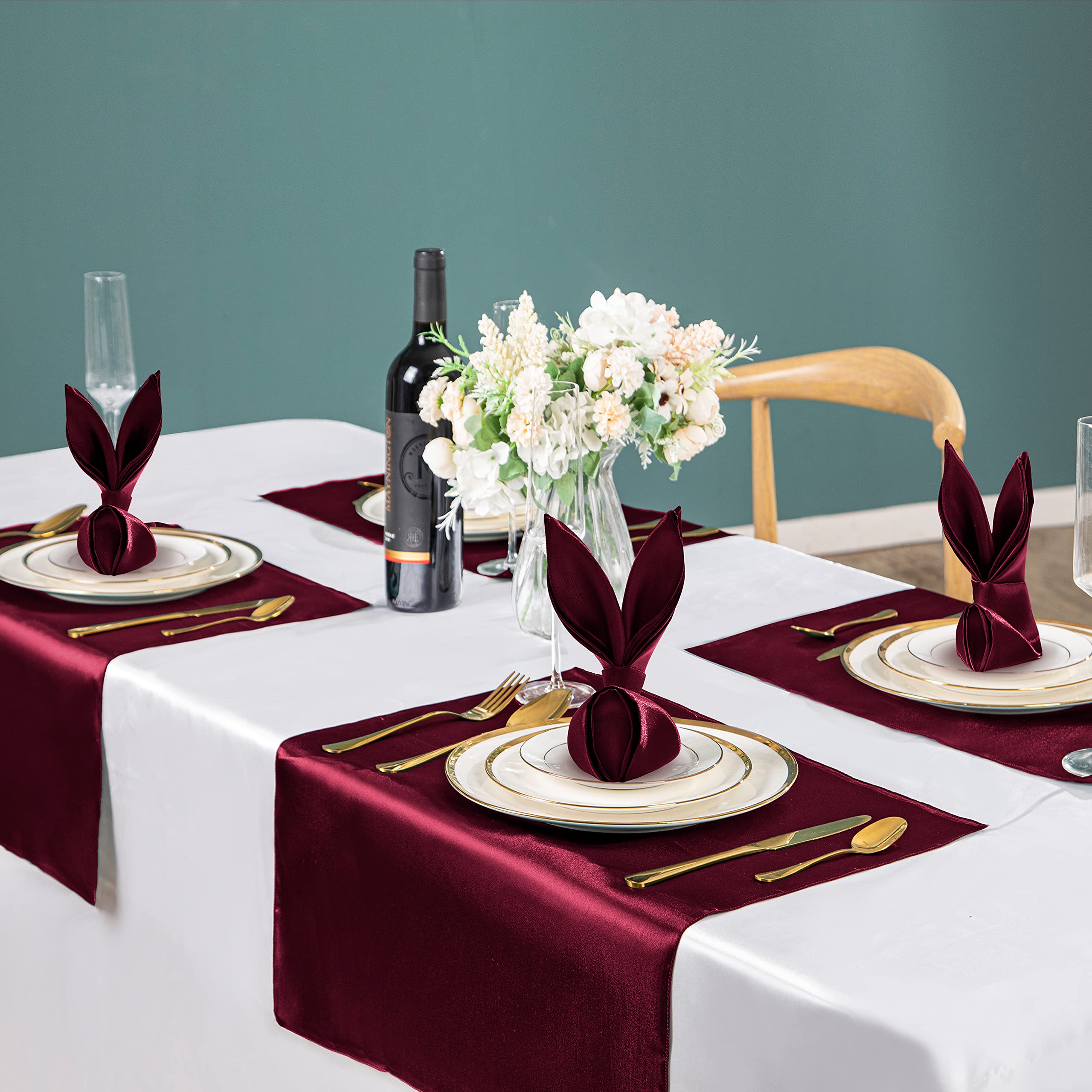 VACVELT napkins folded into decorative shapes for a formal reception.