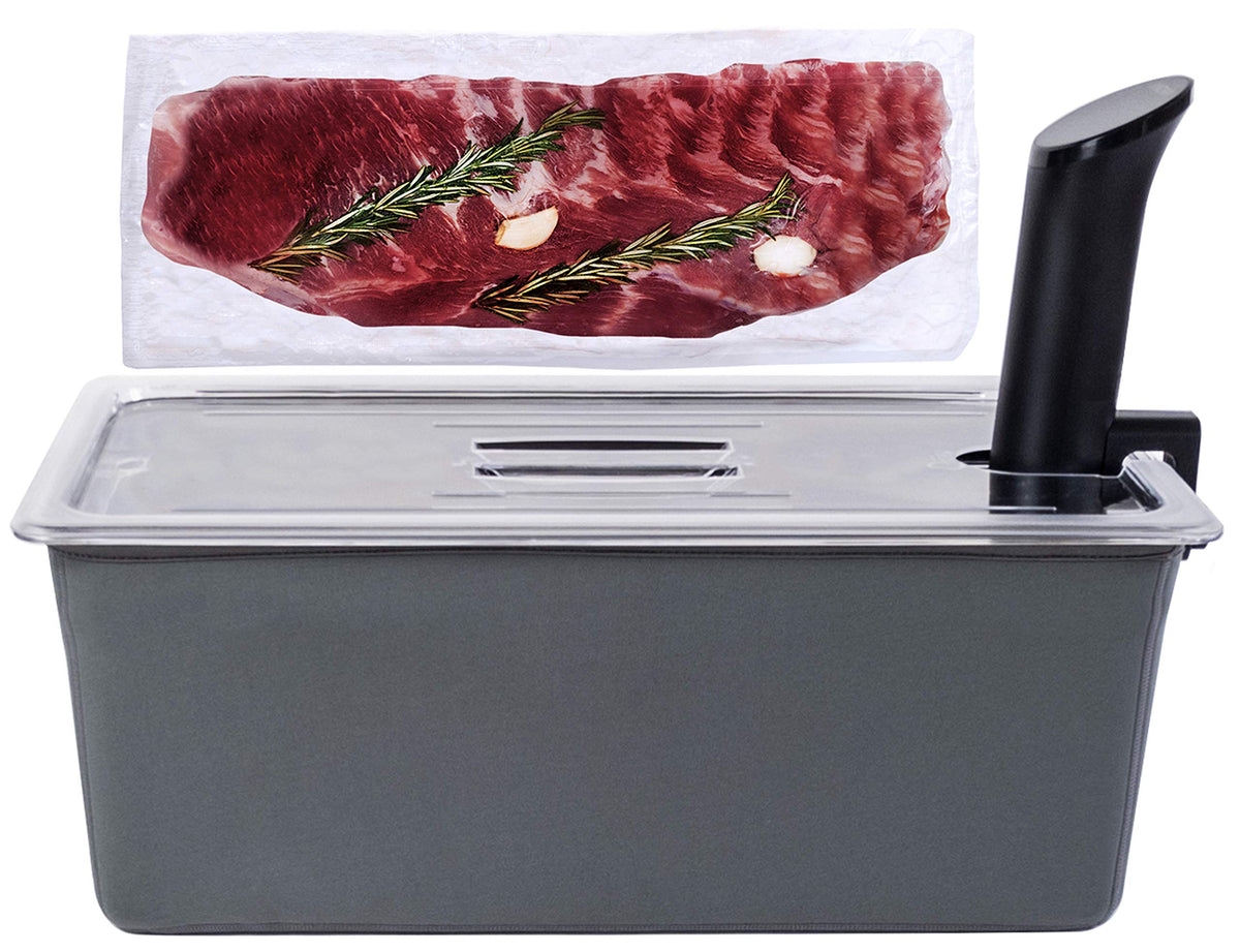 Väeske 26qt sous vide container with lid for precise temperature control.
