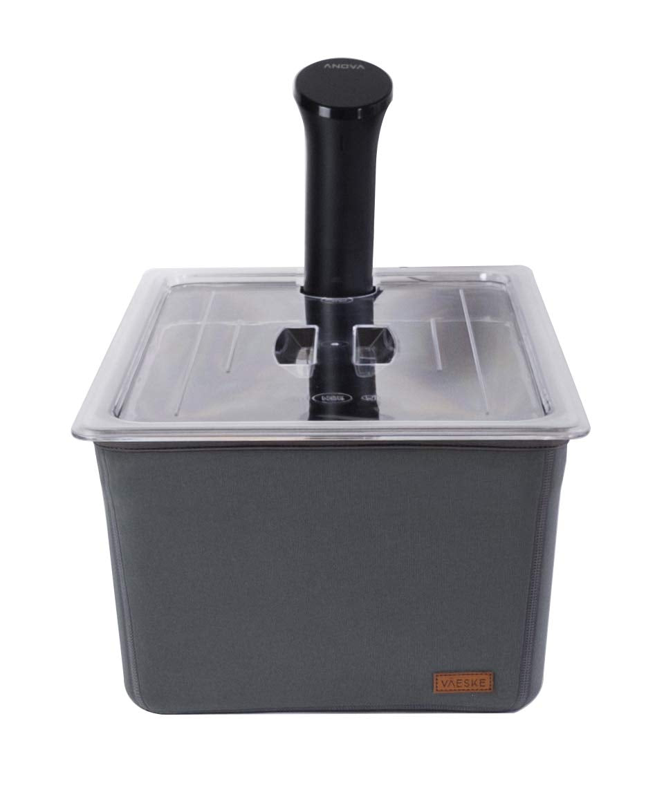 Väeske 26qt container with universal opening fits major circulators for versatile setups.