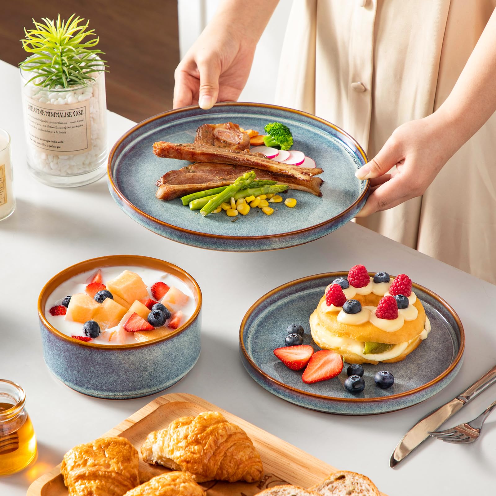 Vancasso Onion flat rim design supports neat presentation and easy handling.