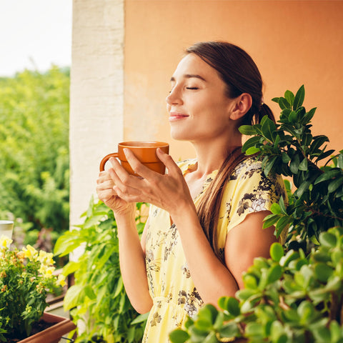 VELENTI Gardener mug 320 ml capacity for hot or cold beverages.