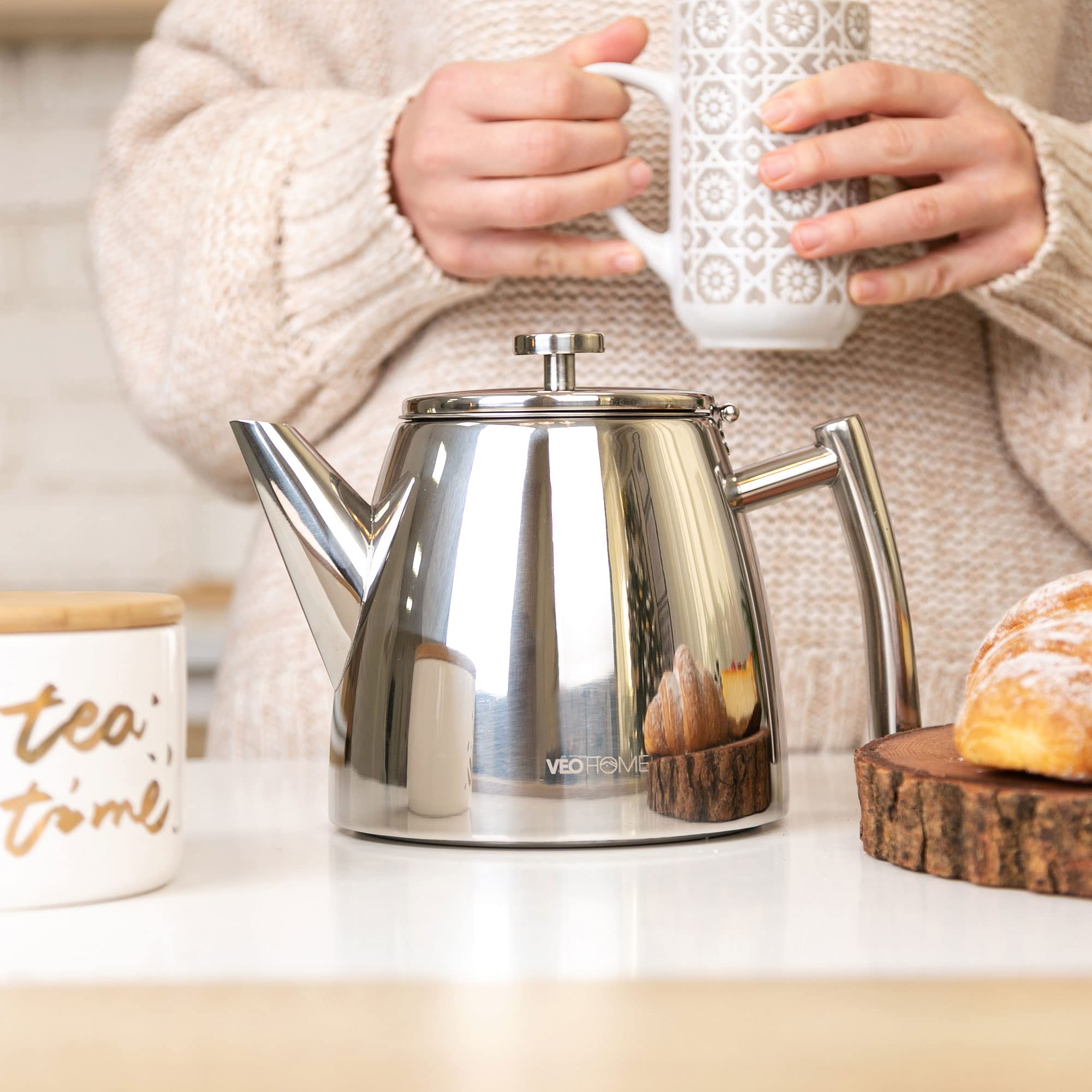 Compact 0.5 liter VeoHome teapot serves 1 to 3 cups.
