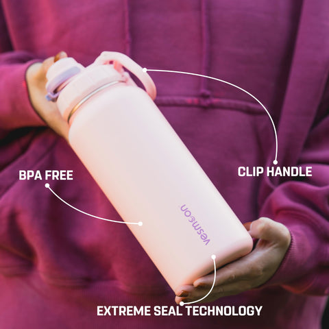 Vesmoon Vessence triple-layer insulation graphic highlighting 24-hour hot and cold performance.