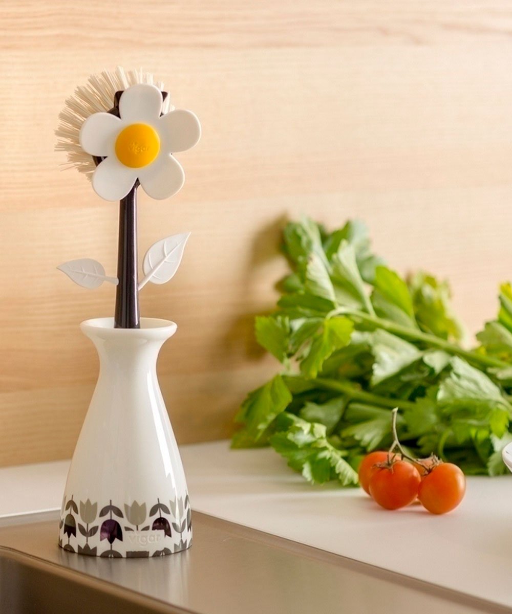 Vigar Flower Power brush holder vase keeps the brush organized and dry