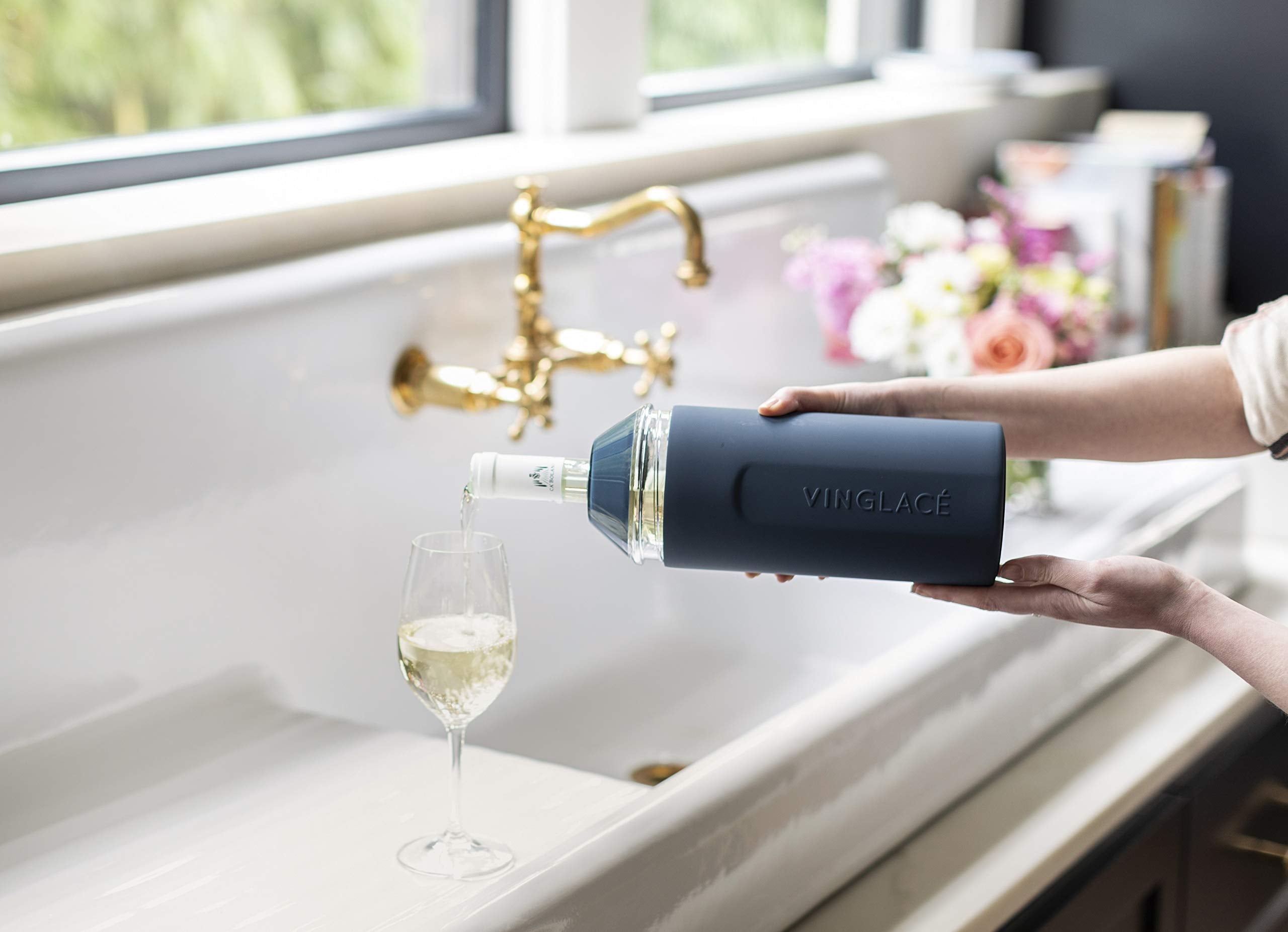 Vinglacé Navy chiller sleeve on the side prevents condensation