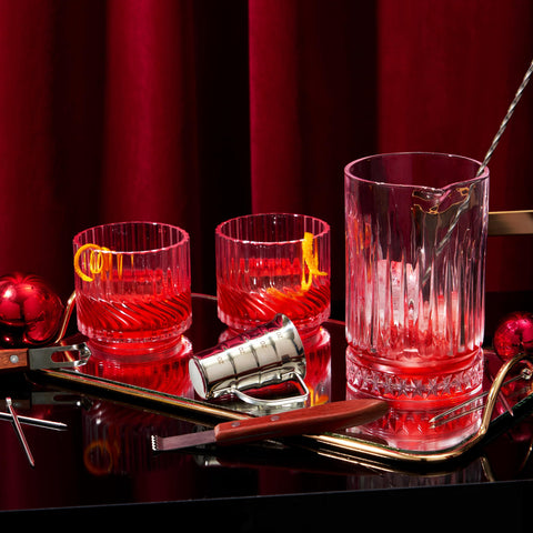 Viski crystal mixing glass transparency highlights the drink's ingredients.