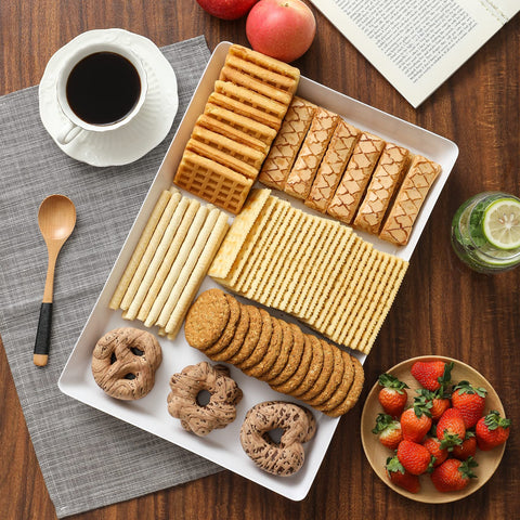 Dishwasher-friendly plastic tray, easy cleanup after gatherings.
