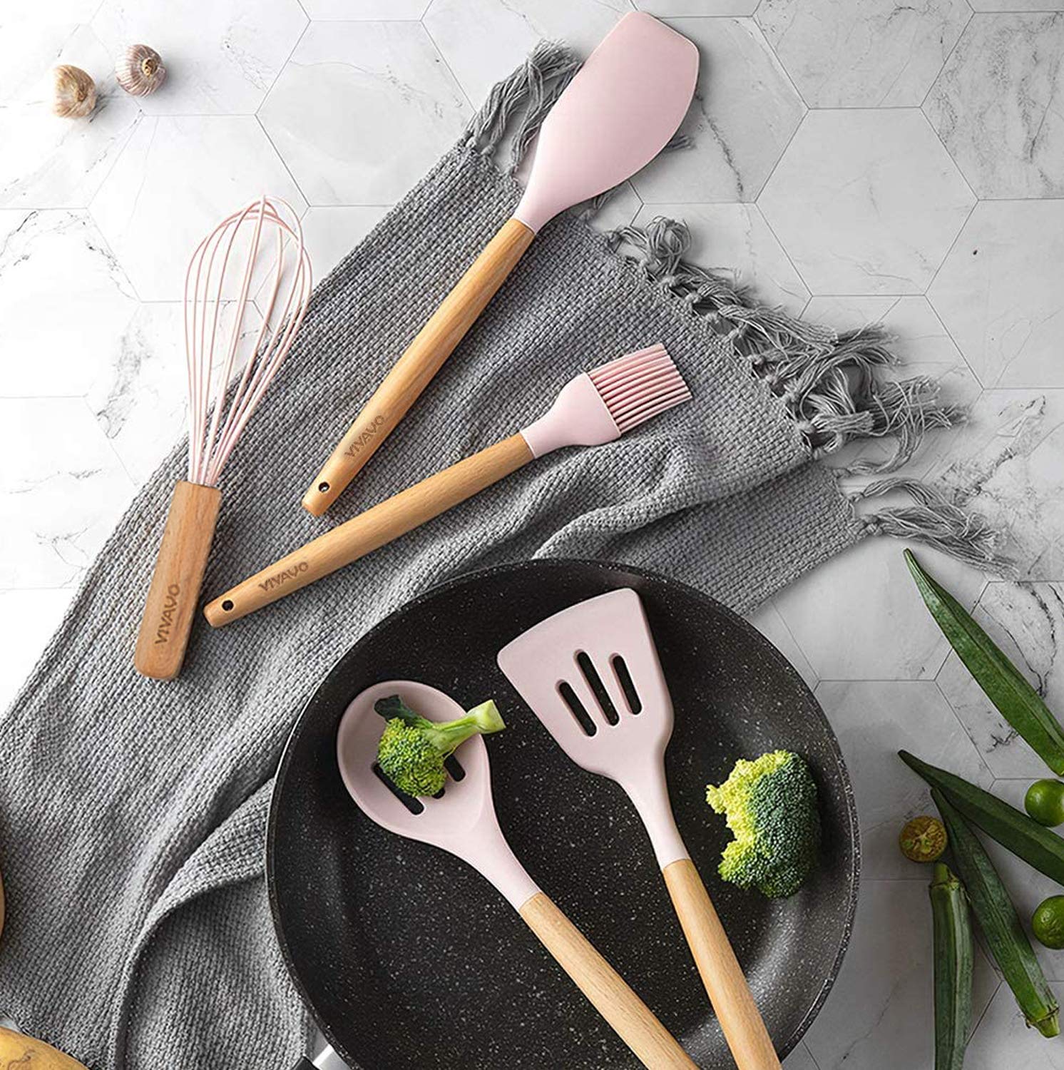 VIVAYO whisk and tongs set enhances versatile cooking tasks