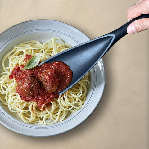 VOVOLY silicone spoon in seamless design with easy serving.