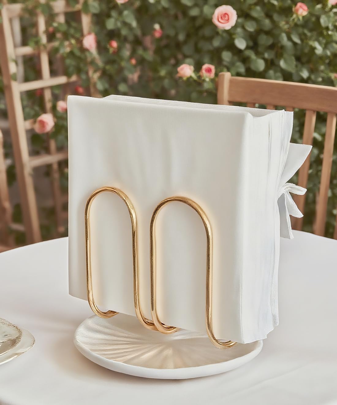 VROOMIUM napkin holder easy-clean surface enables quick maintenance.