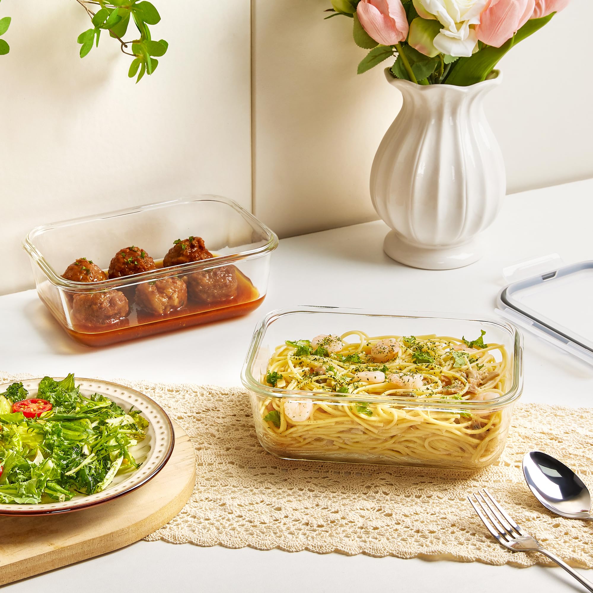 Vtopmart borosilicate glass storage keeps fruits, vegetables, and meals fresh.