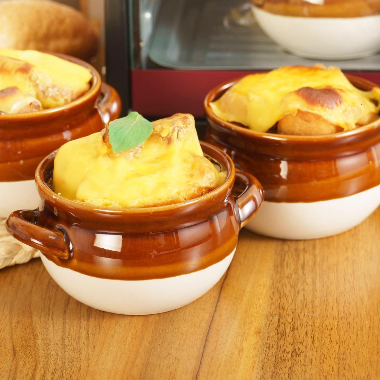 Vumdua arc-handle bowl with lid keeps food warm when serving.