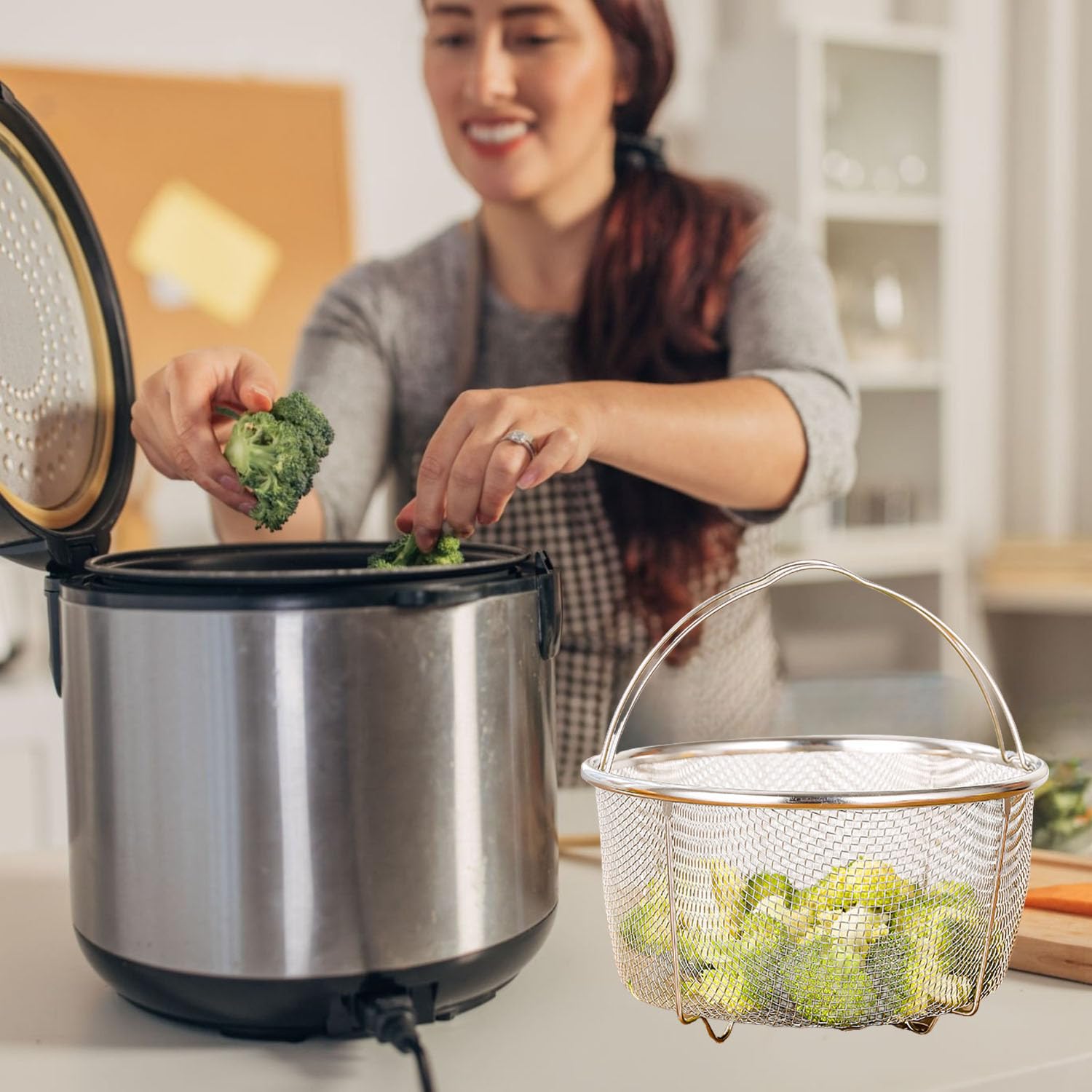 Vziokk pasta strainer insert keeps pasta above water for even cooking.