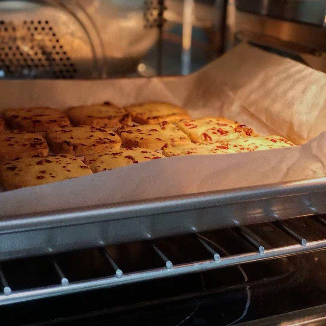 Walooza rust resistant bakeware designed for durable everyday use.