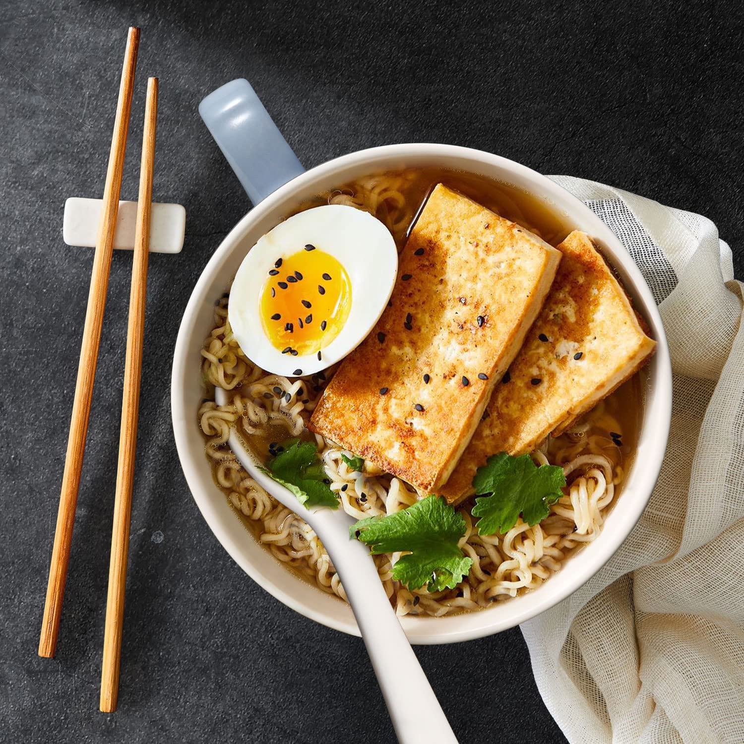 Wareland large soup mug with spoon, comfortable to hold during meals.