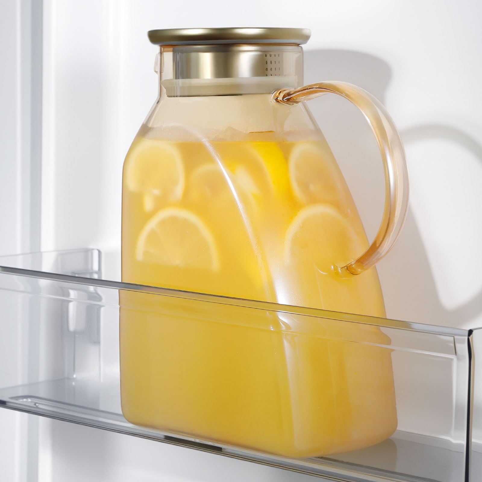 WARMSIMPLE flat-body glass pitcher with lid fits fridge doors for compact storage.