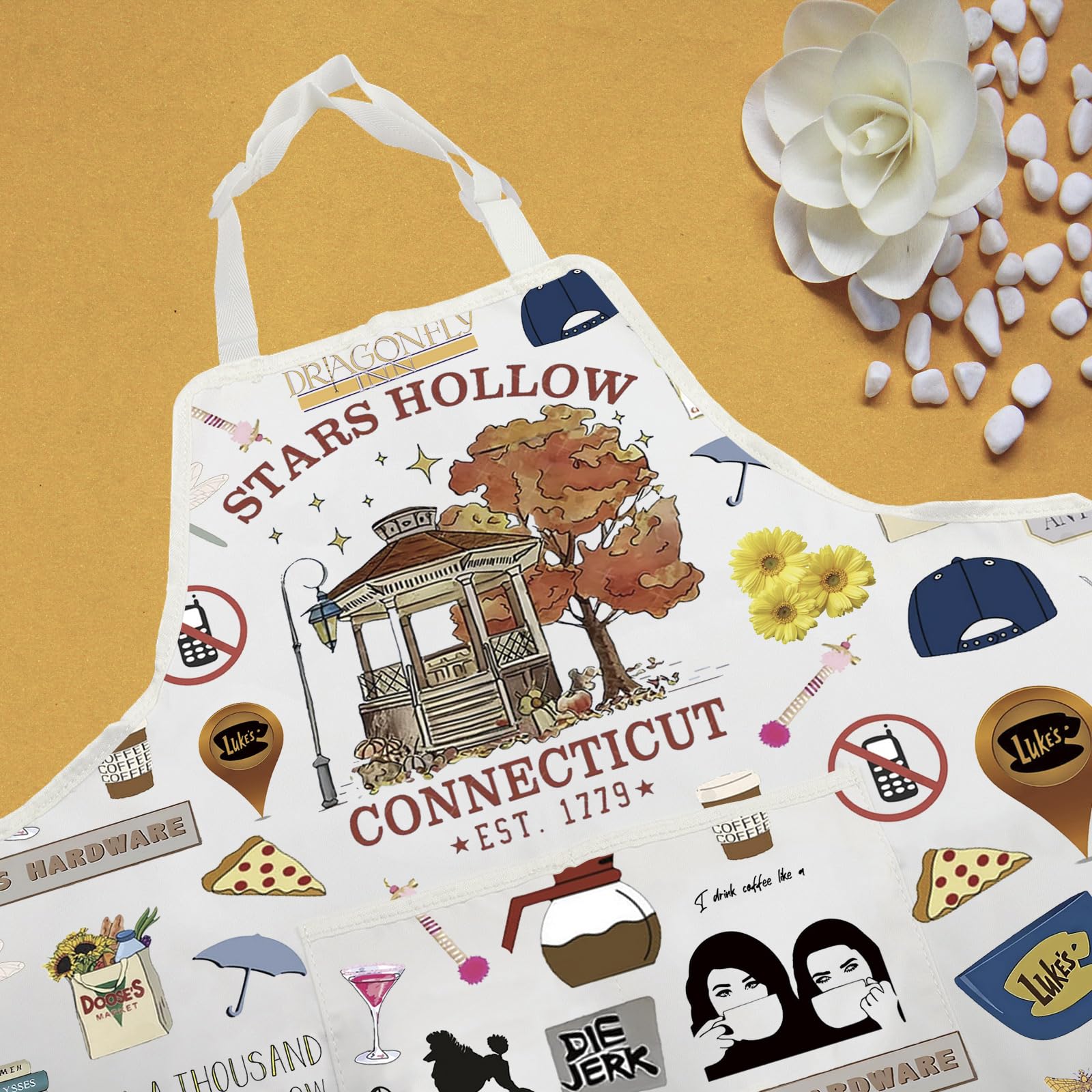 WCGXKO Star Hollow apron uses waterproof fabric to guard garments from spills.