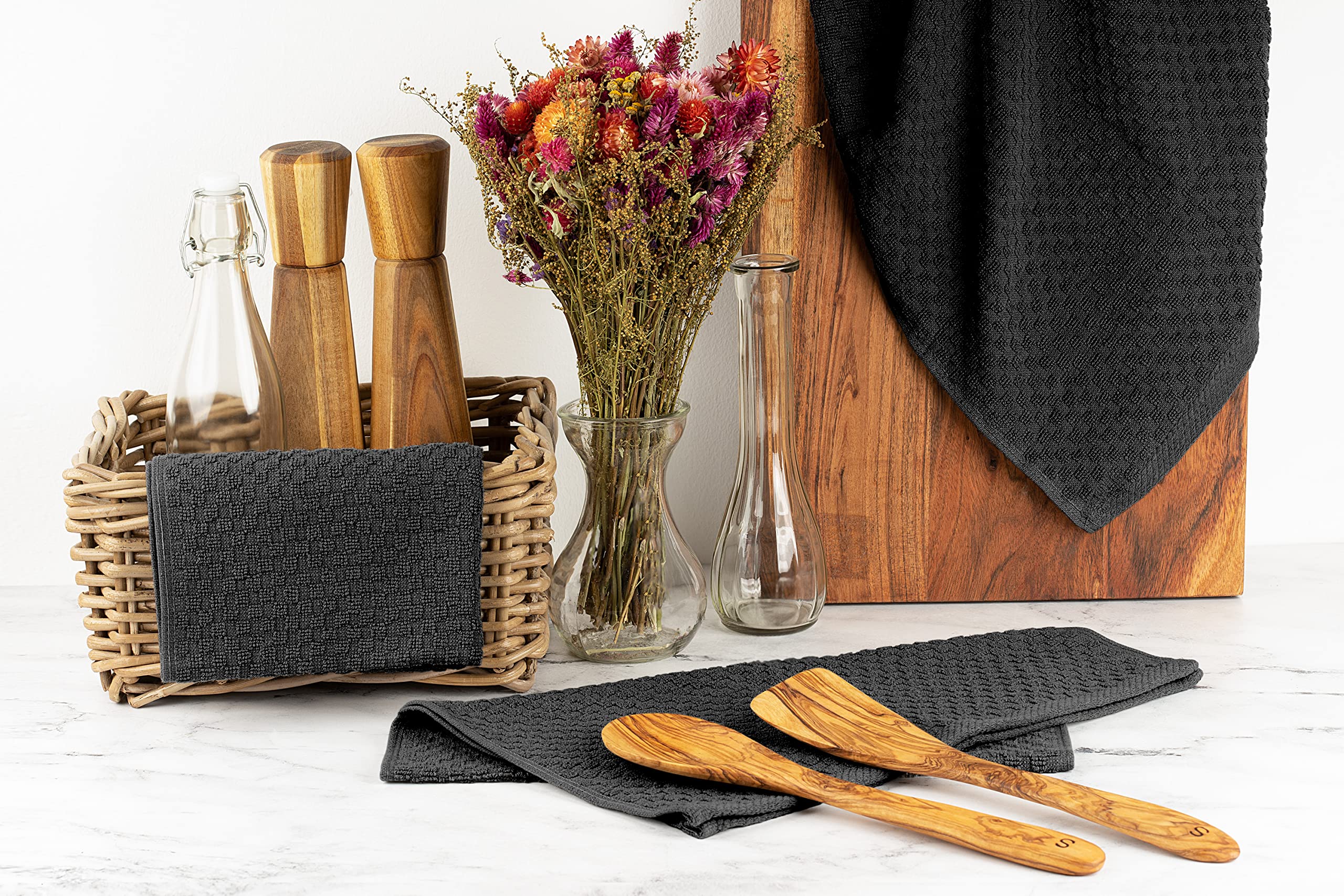 Wealuxe machine-washable kitchen towels simplify everyday cleaning.
