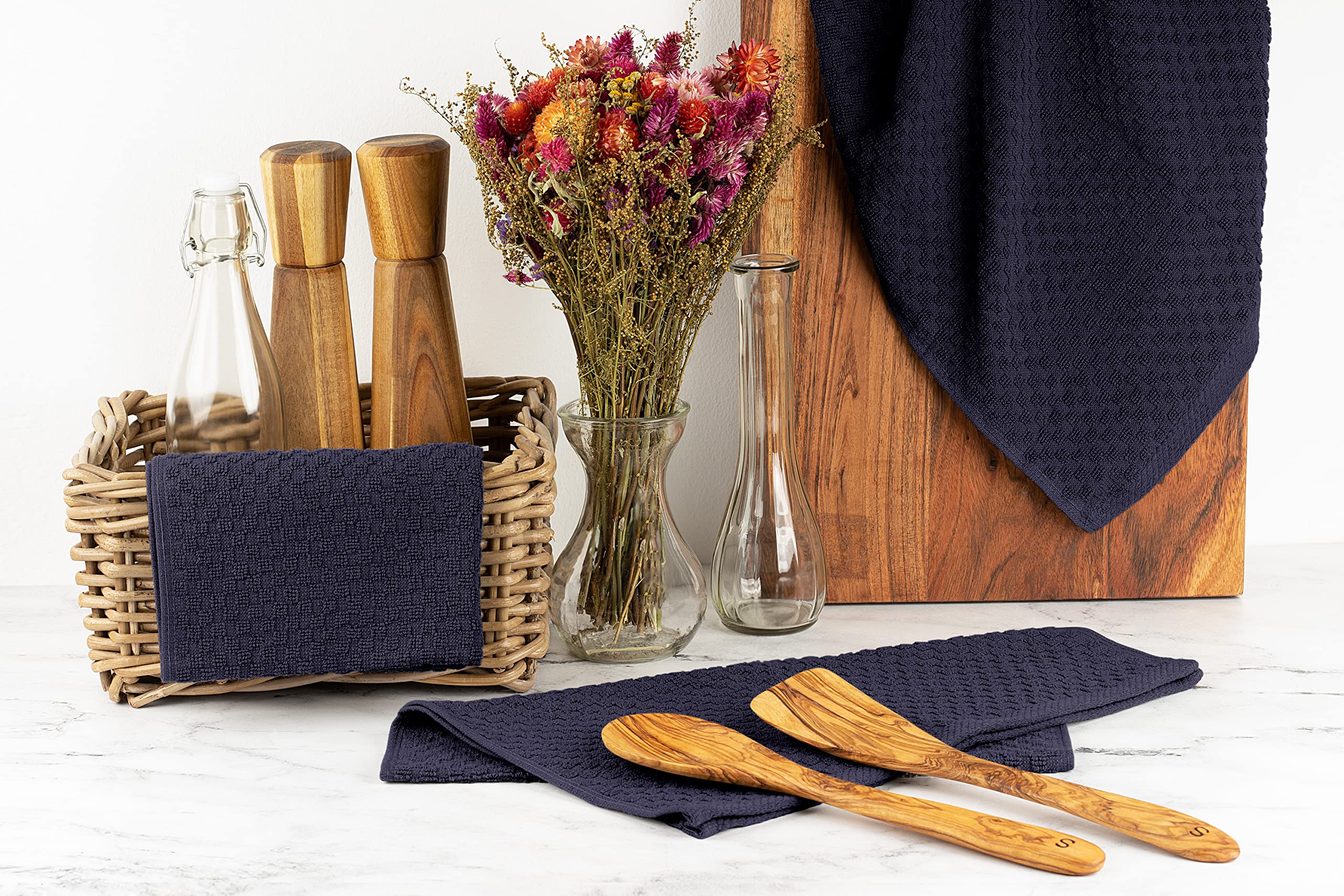 Wealuxe navy towels blend timeless style with practical cleaning performance.