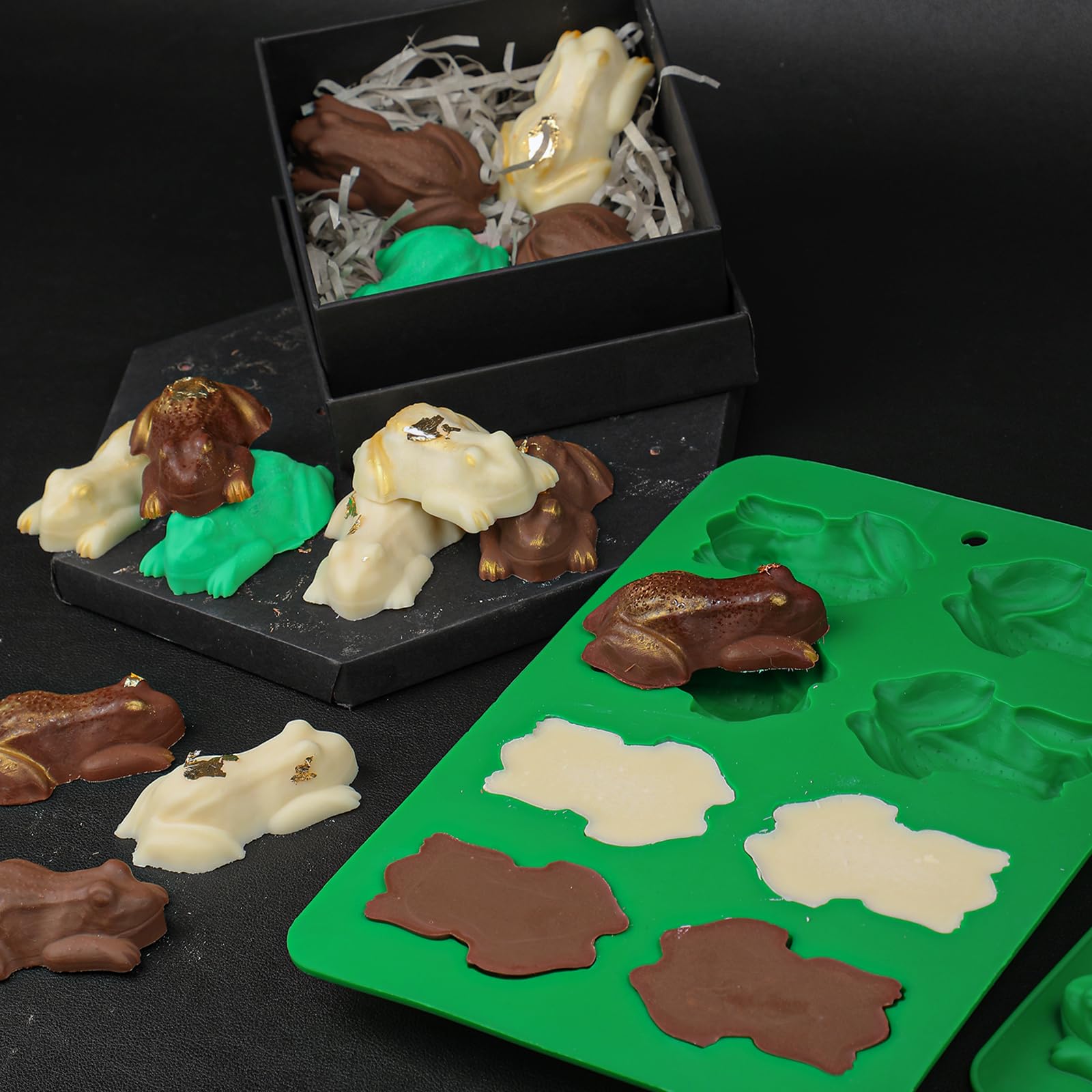 Webake frog treats: ice cubes and gummy shapes for fun drinks.