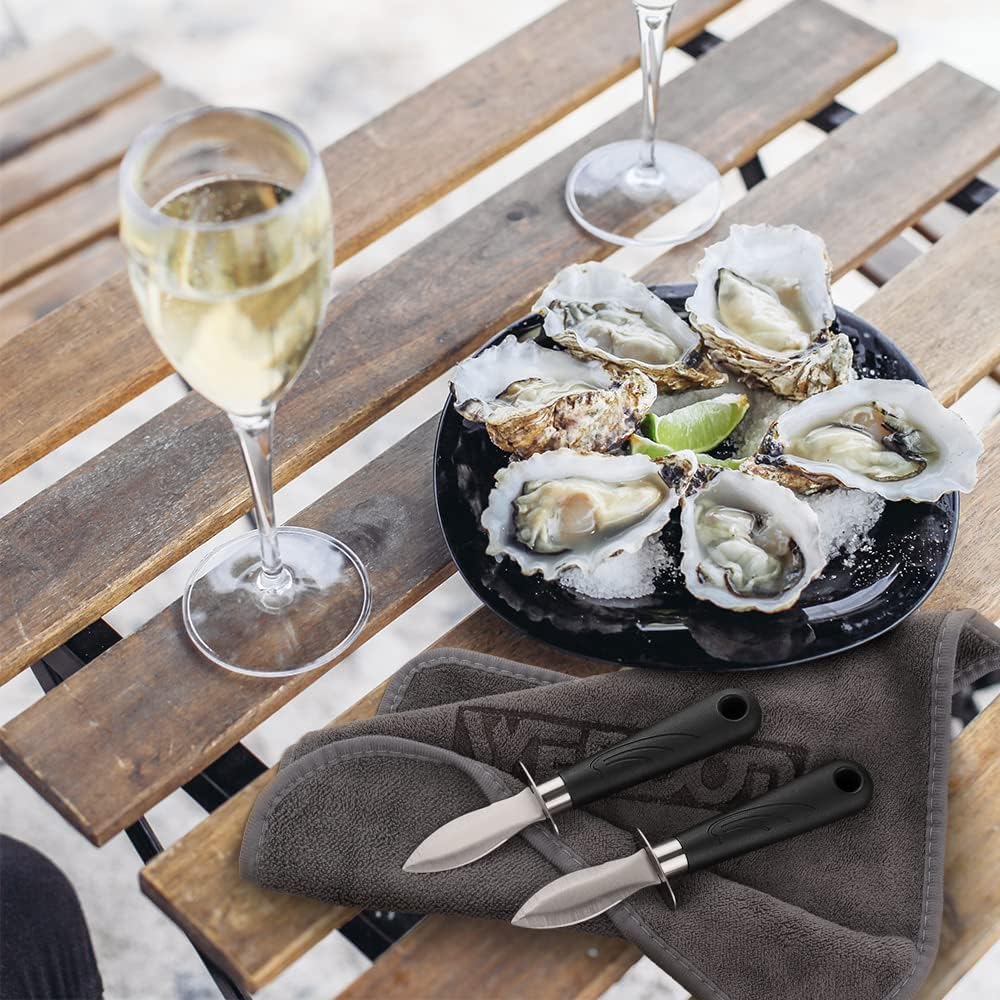 WENDOM lemon-squeezer enables quick citrus prep for seafood serving.