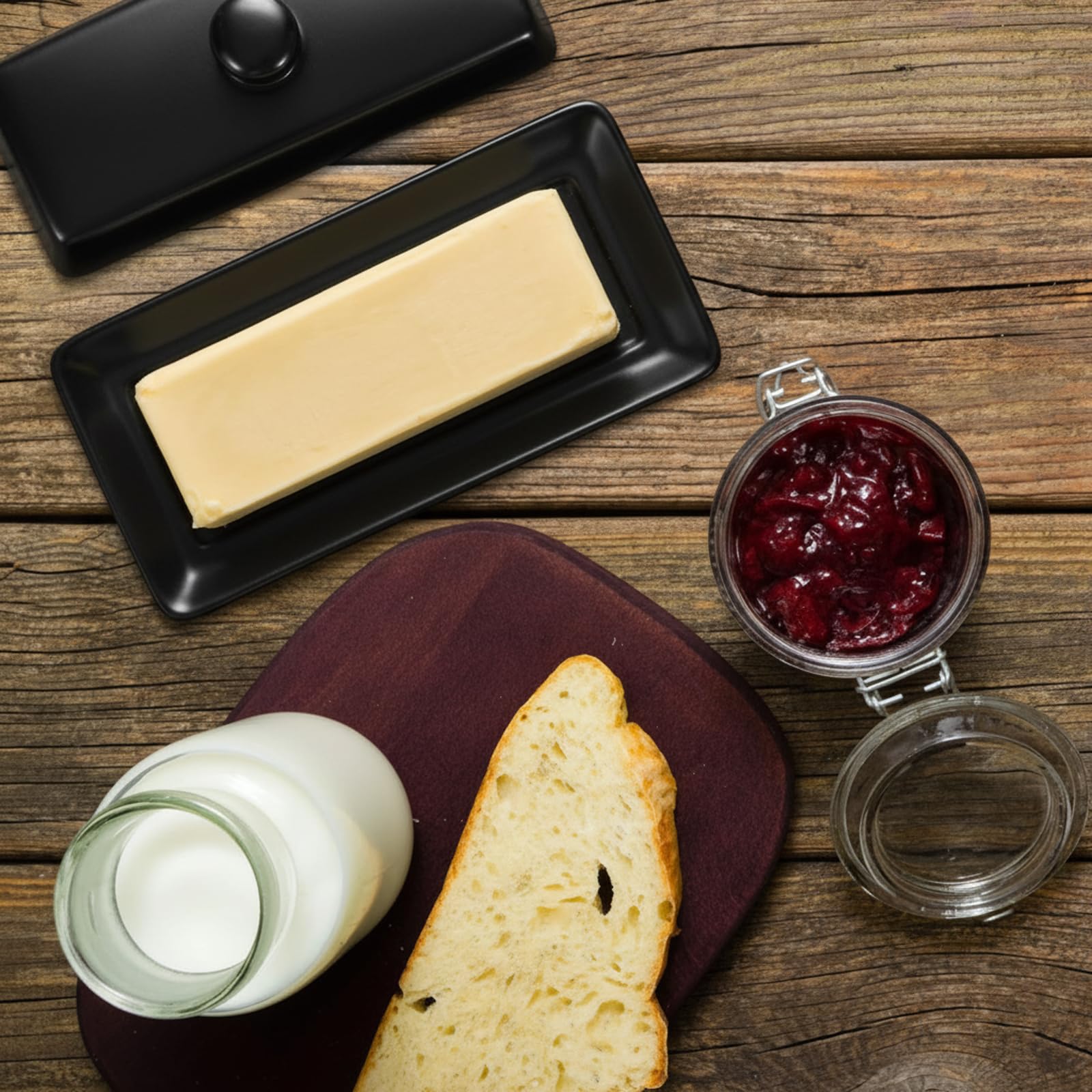 WERTIOO airtight lid protects butter from odors and debris.