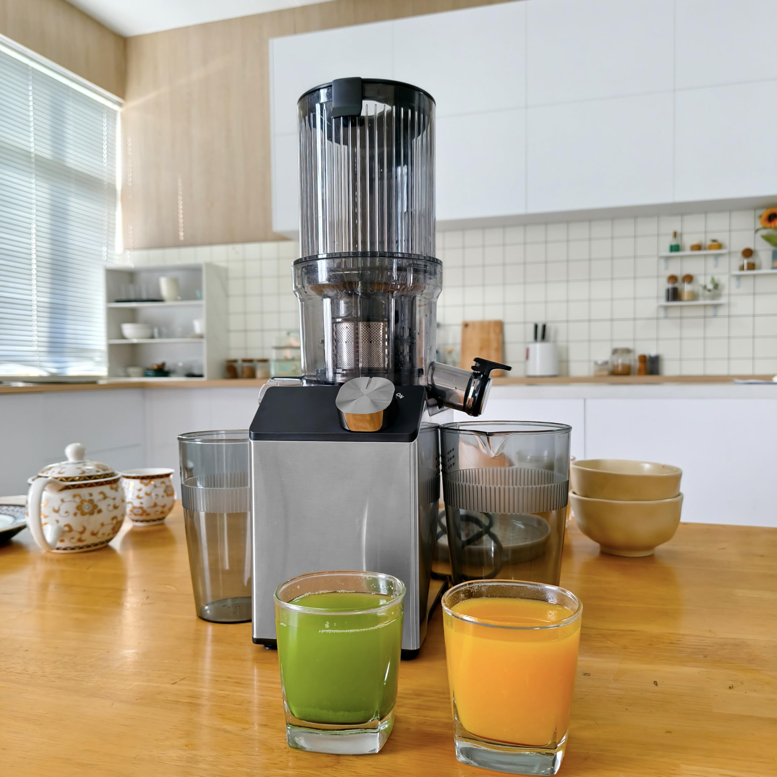 Whuto juice extractor with dual mesh sizes for pulp control