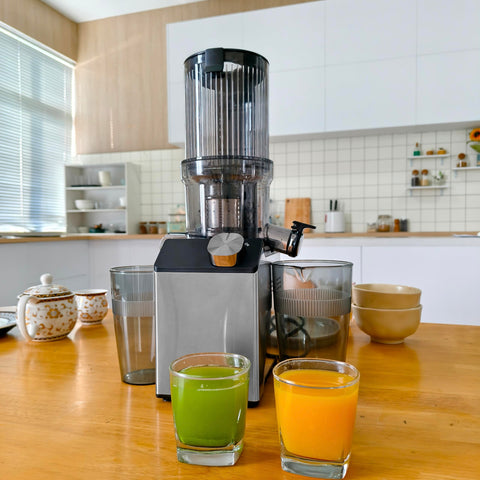 Whuto juice extractor with dual mesh sizes for pulp control