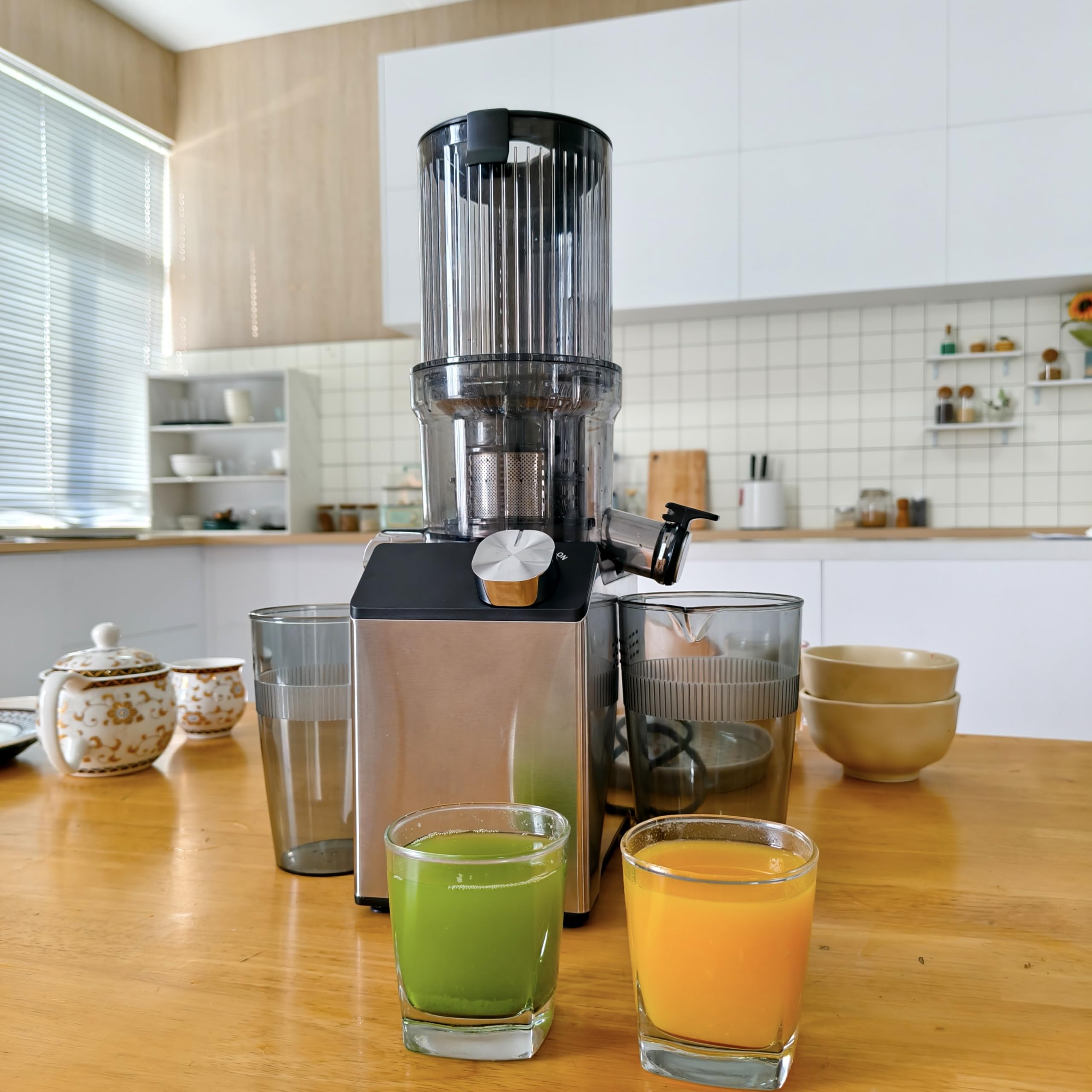 Whuto juicer easy clean in three steps with brush.