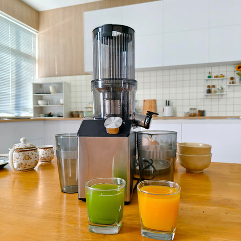 Whuto juicer easy clean in three steps with brush.