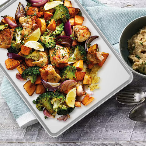 Wildone baking sheet with smooth roll edges for safe handling.