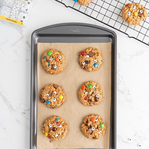 Wilton Gold Premium medium sheet non-stick coating enables easy food release.