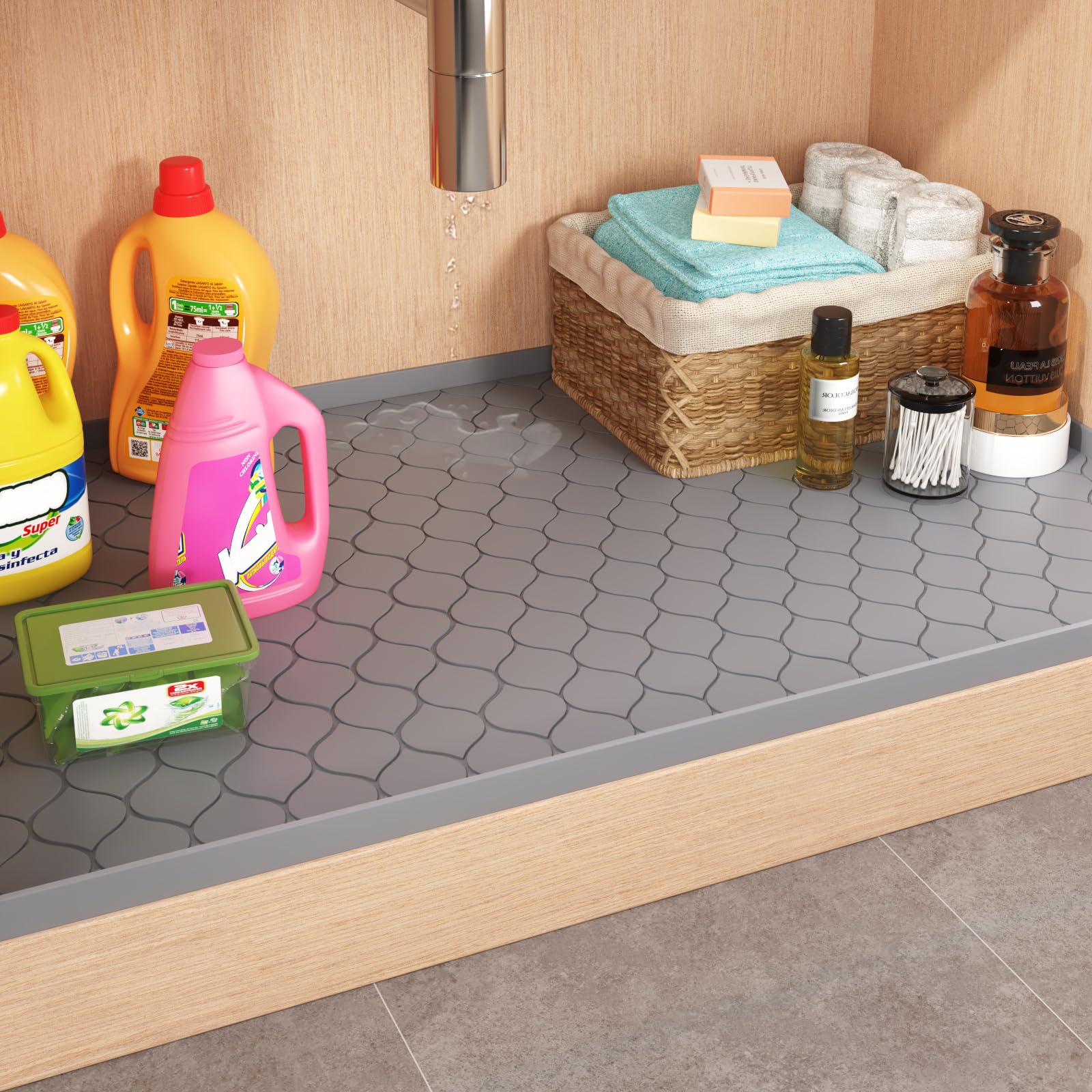 Winisok silicone mat for kitchen and bathroom keeps shelves dry.
